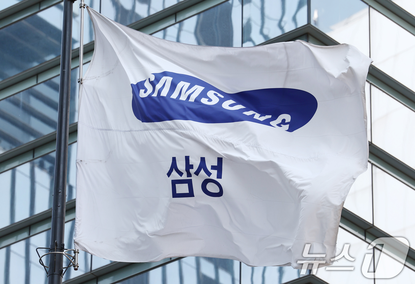 (서울=뉴스1) 김민지 기자 = 삼성전자 노사 협상이 사후조정에서도 합의점을 찾지 못해 총파업 위기가 고조되면서 정부의 긴급조정권도 거론되고 있는 가운데 13일 서울 서초구 삼성전 …
