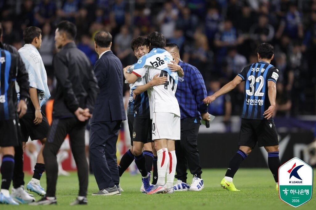 본문 이미지 - 경기 후 포옹을 하는 이청용과 기성용(한국프로축구연맹 제공)