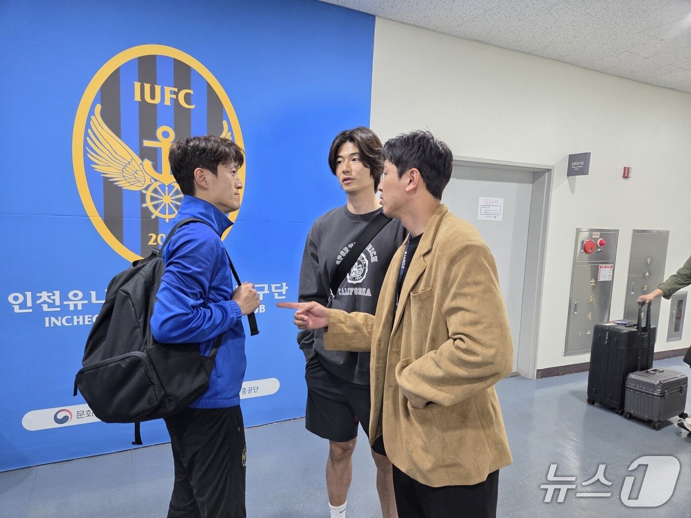 본문 이미지 - 이야기를 나누는 세 친구 ⓒ News1 안영준 기자