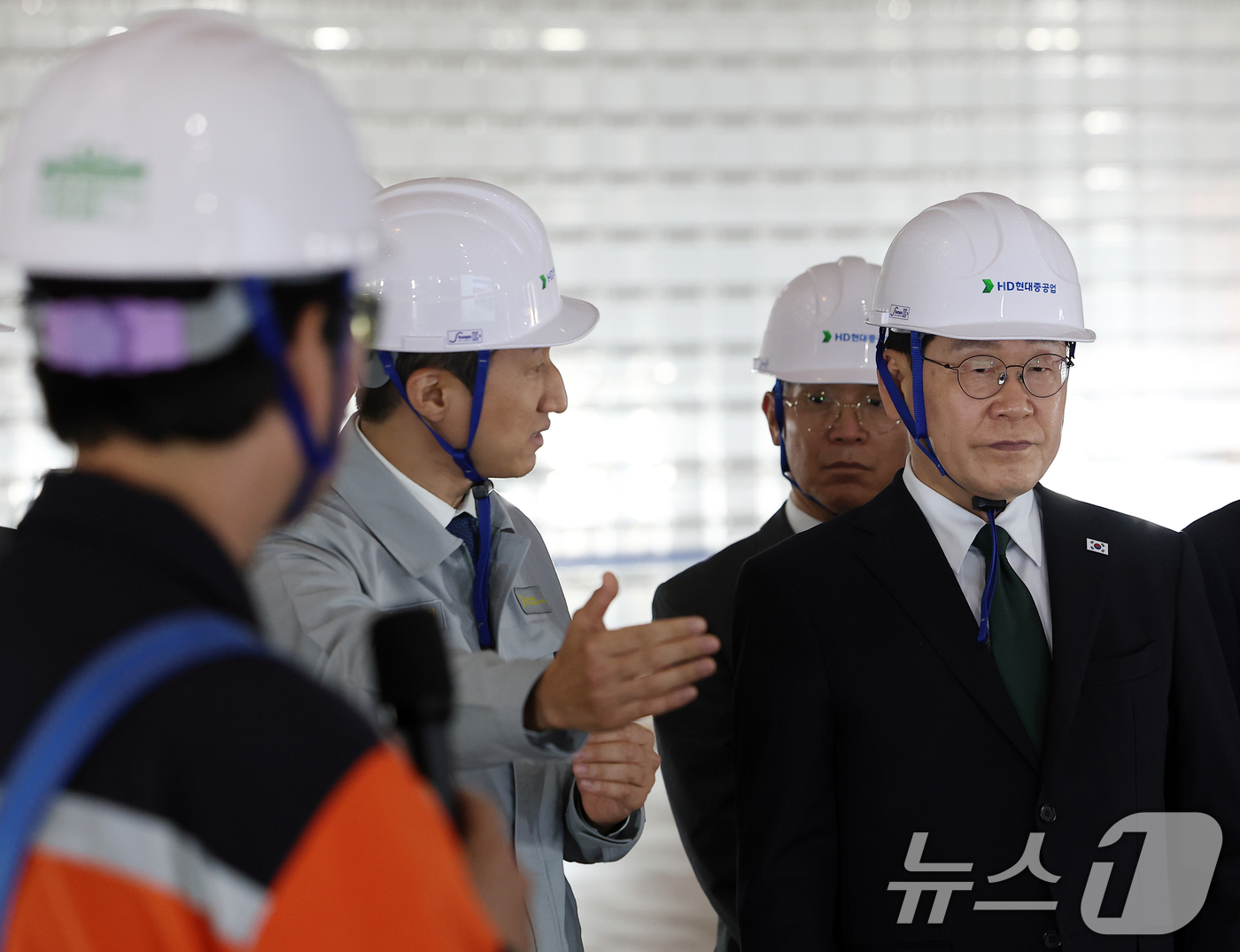 (울산=뉴스1) 이재명 기자 = 이재명 대통령이 13일 HD현대중공업 울산 조선소에서 정기선 HD현대 회장의 설명을 들으며 LNG 화물선 내부를 시찰하고 있다. 2026.5.13/ …