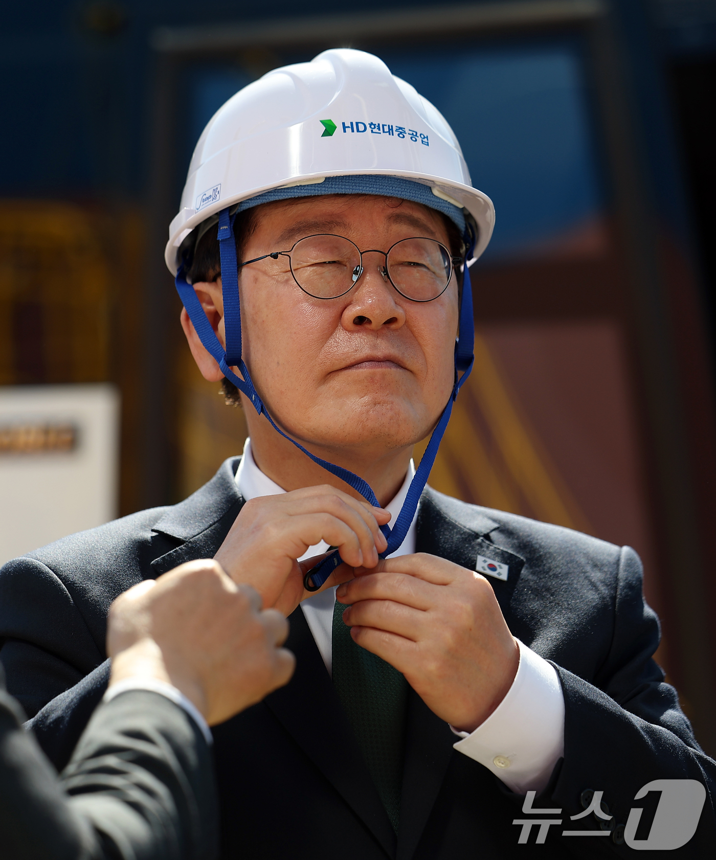 (울산=뉴스1) 이재명 기자 = 이재명 대통령이 13일 HD현대중공업 울산 조선소에서 LNG 화물선 내부를 시찰하기 앞서 안전모를 착용하고 있다. 2026.5.13/뉴스1