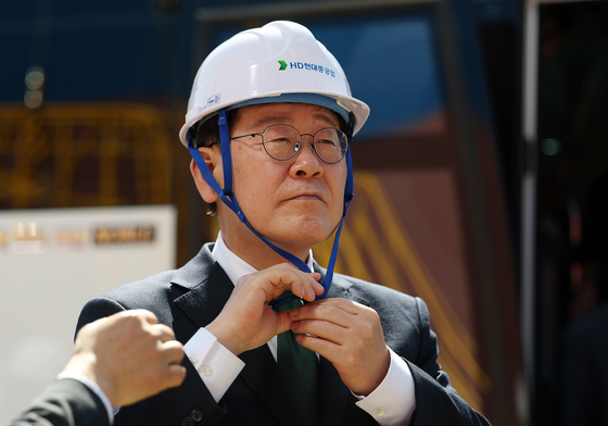 안전모 착용하는 이재명 대통령