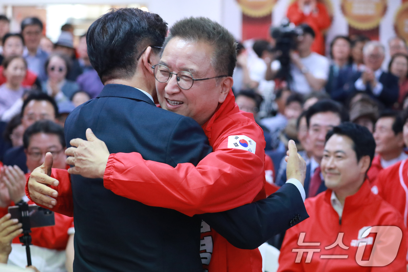 (청주=뉴스1) 김용빈 기자 = 김문수 전 고용노동부 장관이 13일 오후 충북 청주시 흥덕구 김영환 충북지사 후보 선거사무소 개소식에서 김 후보와 포옹하고 있다. 2026.5.13 …