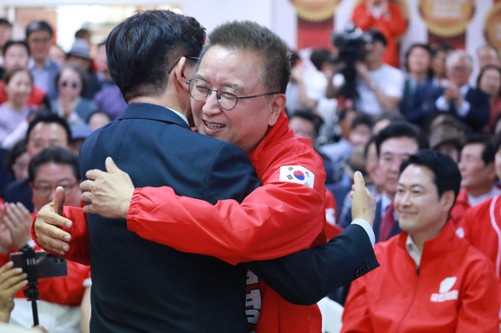 포옹하는 김문수-김영환