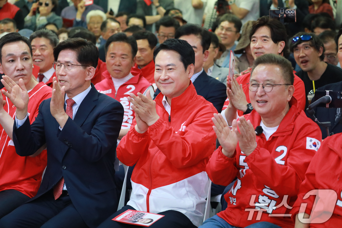 (청주=뉴스1) 김용빈 기자 = 장동혁 국민의힘 대표(가운데)와 김문수 전 고용노동부 장관(왼쪽), 김영환 충북지사 후보가 13일 오후 충북 청주시 흥덕구 김 후보 선거사무소 개소 …