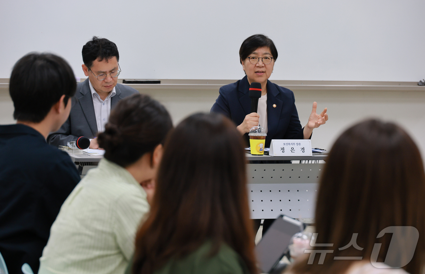 (서울=뉴스1) = 정은경 보건복지부 장관이 13일 서울 동작구 숭실대학교에서 열린 청년과 함께하는 국민연금 소통 간담회를 주재하고 있다. (보건복지부 제공. 재판매 및 DB 금지 …