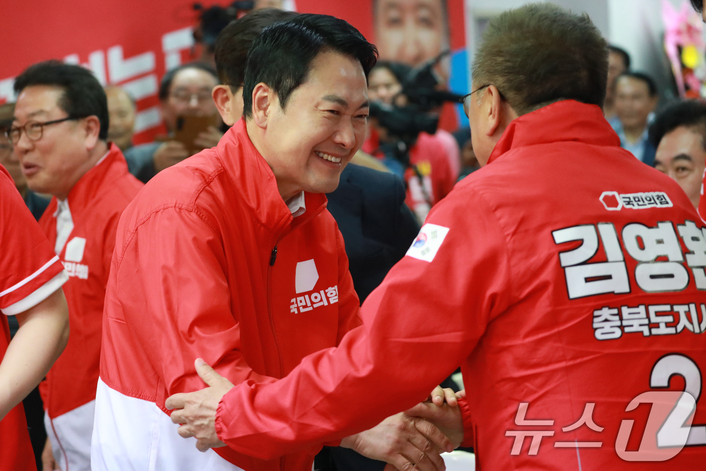 (청주=뉴스1) 김용빈 기자 = 장동혁 국민의힘 대표가13일 오후 충북 청주시 흥덕구 김영환 충북지사 후보 선거사무소 개소식에서 김 지사와 인사하고 있다. 2026.5.13/뉴스1 …