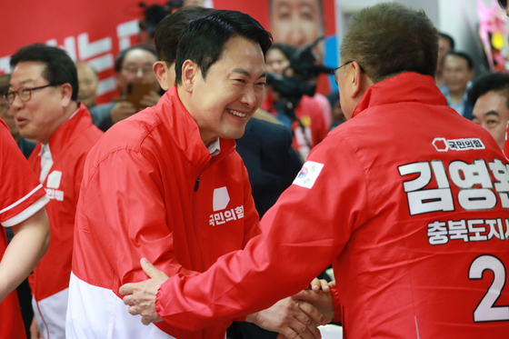 김영환 충북지사 후보와 인사하는 장동혁