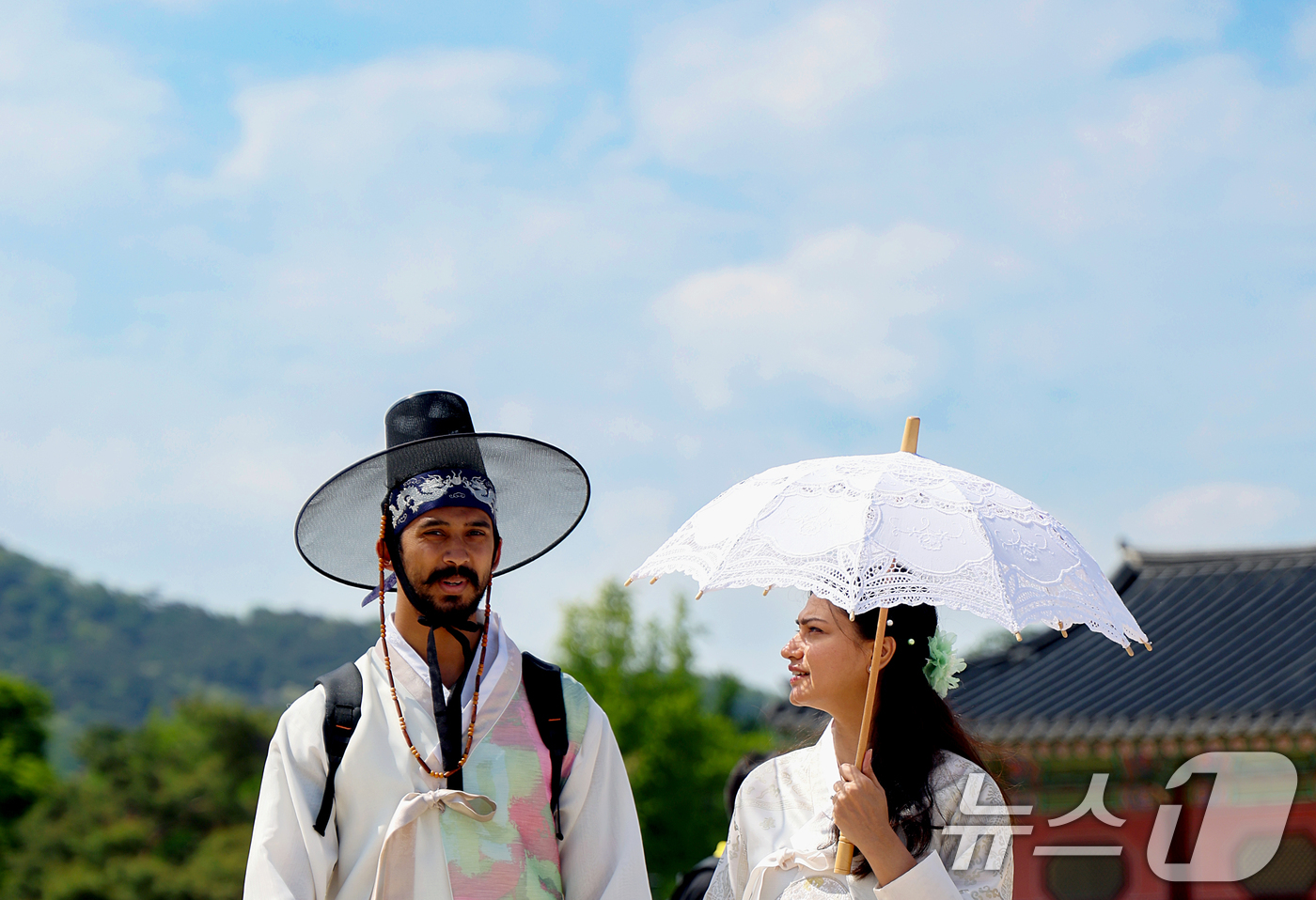 (서울=뉴스1) 조연우 인턴기자 = 서울 낮 최고기온 28도까지 오르며 초여름 날씨를 보인 13일 오후 서울 종로구 광화문에서 외국인 관광객들이 양산을 쓴 채 지나가고 있다. 20 …