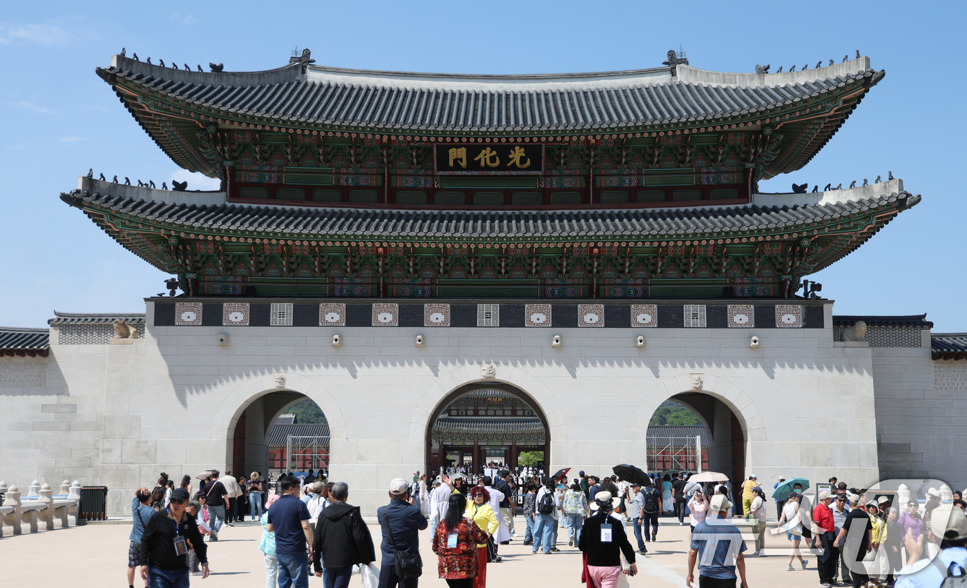 (서울=뉴스1) 조연우 인턴기자 = 서울 낮 최고기온 28도까지 오르며 초여름 날씨를 보인 13일 오후 서울 종로구 광화문광장을 찾은 시민들과 관광객들로 일대가 북적이고 있다. 2 …