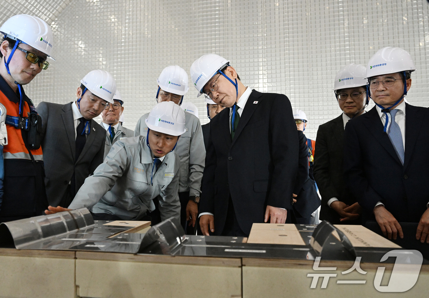 (울산=뉴스1) 이재명 기자 = 이재명 대통령이 13일 HD현대중공업 울산 조선소에서 LNG 화물창 구조물 단면에 대한 설명을 듣고 있다. 2026.5.13/뉴스1
