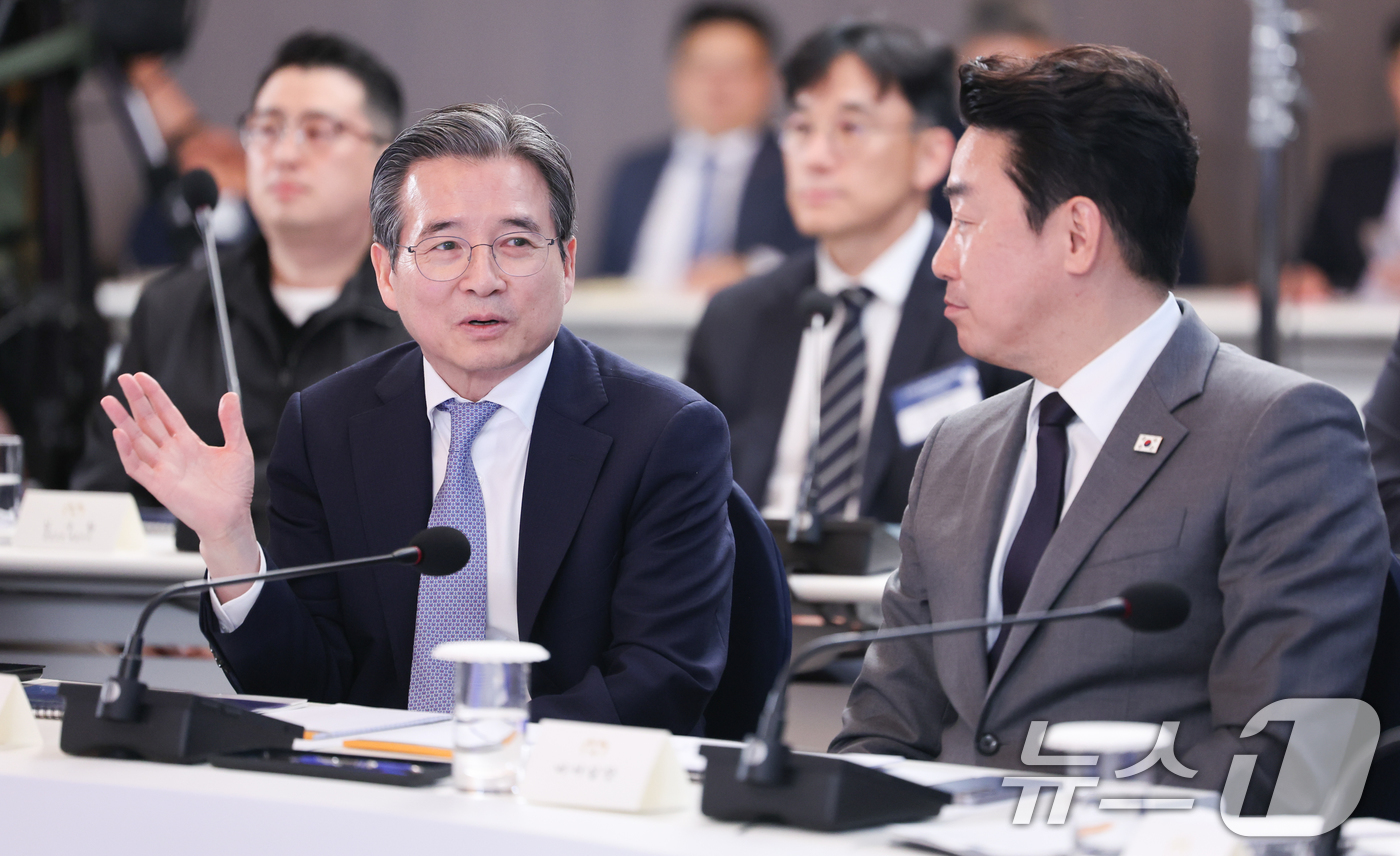 (울산=뉴스1) 이재명 기자 = 강훈식 비서실장과 김용범 정책실장이 13일 호텔현대 바이 라한 울산에서 열린 K-조선 미래비전 간담회에서 대화하고 있다. 2026.5.13/뉴스1