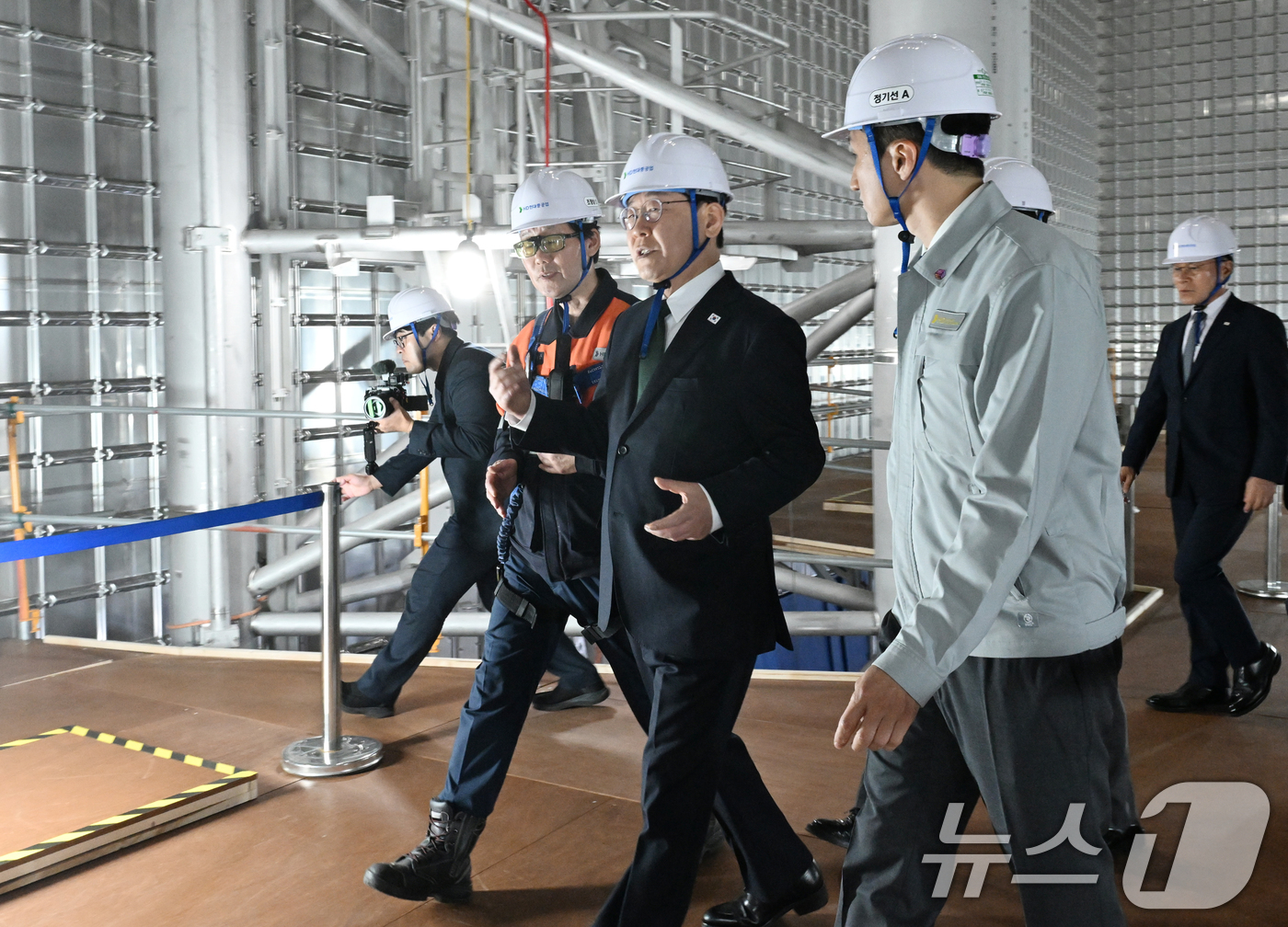 (울산=뉴스1) 이재명 기자 = 이재명 대통령이 13일 HD현대중공업 울산 조선소에서 LNG 화물선 내부를 시찰하고 있다. 2026.5.13/뉴스1