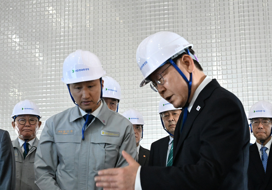 LNG 화물창 구조물 단면 설명 듣는 이재명 대통령