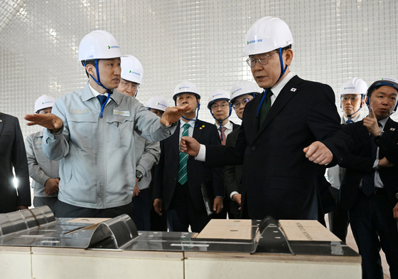 LNG 화물창 구조물 단면 설명 듣는 이재명 대통령