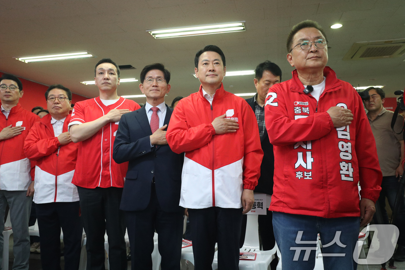 (청주=뉴스1) 김용빈 기자 = 장동혁 국민의힘 대표와 김영환 충북지사 후보, 김문수 전 대통령 후보 등 참석자들이 13일 충북 청주시 흥덕구 김 후보 선거사무소 개소식에서 국민의 …