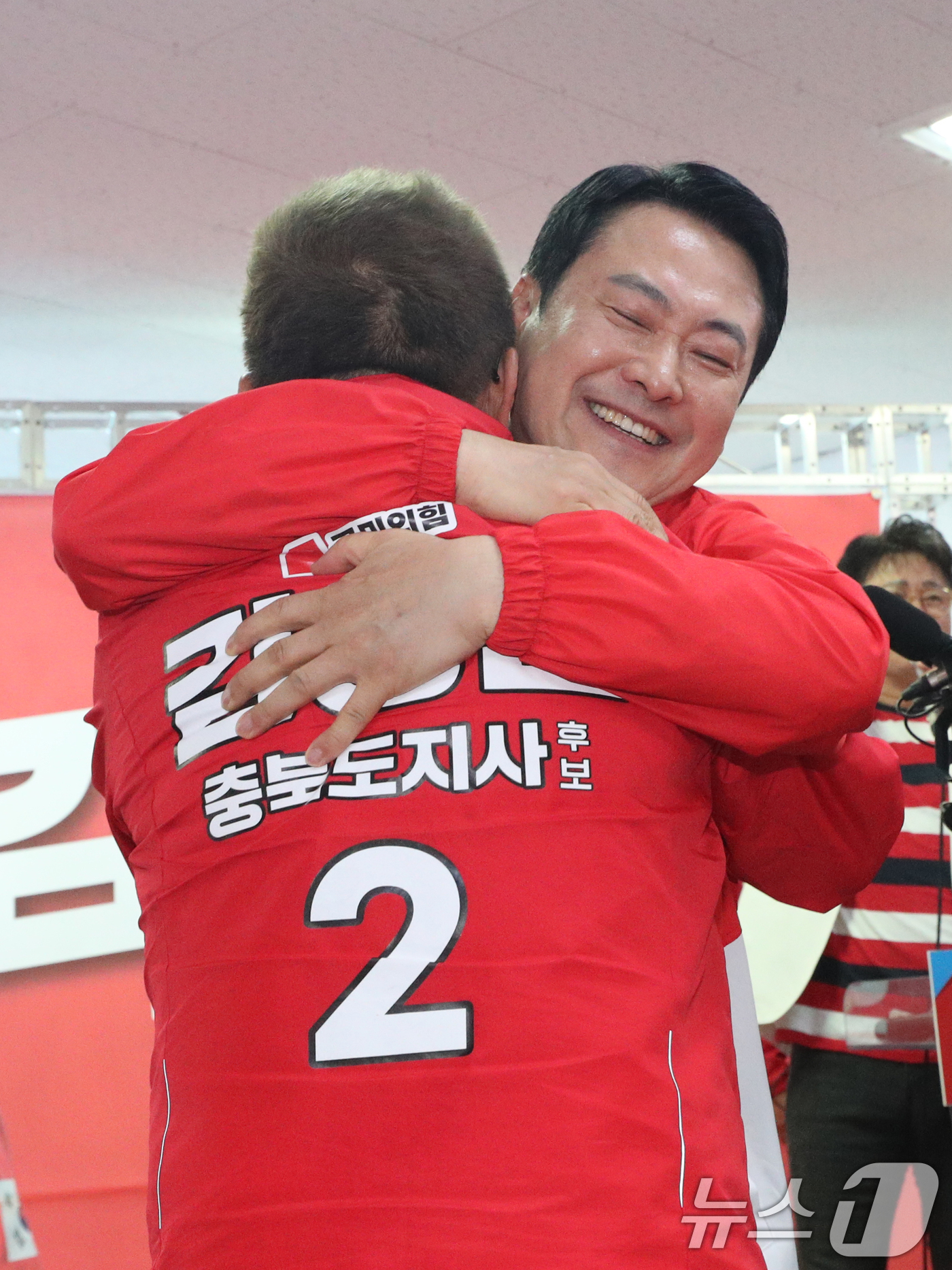 (청주=뉴스1) 김용빈 기자 = 장동혁 국민의힘 대표가 13일 충북 청주시 흥덕구 김영환 충북지사 후보 선거사무소 개소식에서 김 후보와 포옹하고 있다. 2026.5.13/뉴스1