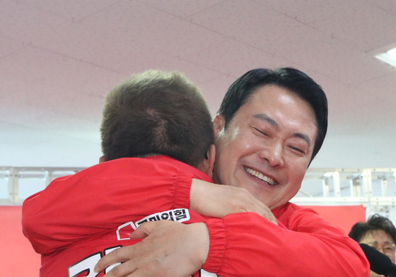 김영환 후보와 포옹하는 장동혁 대표