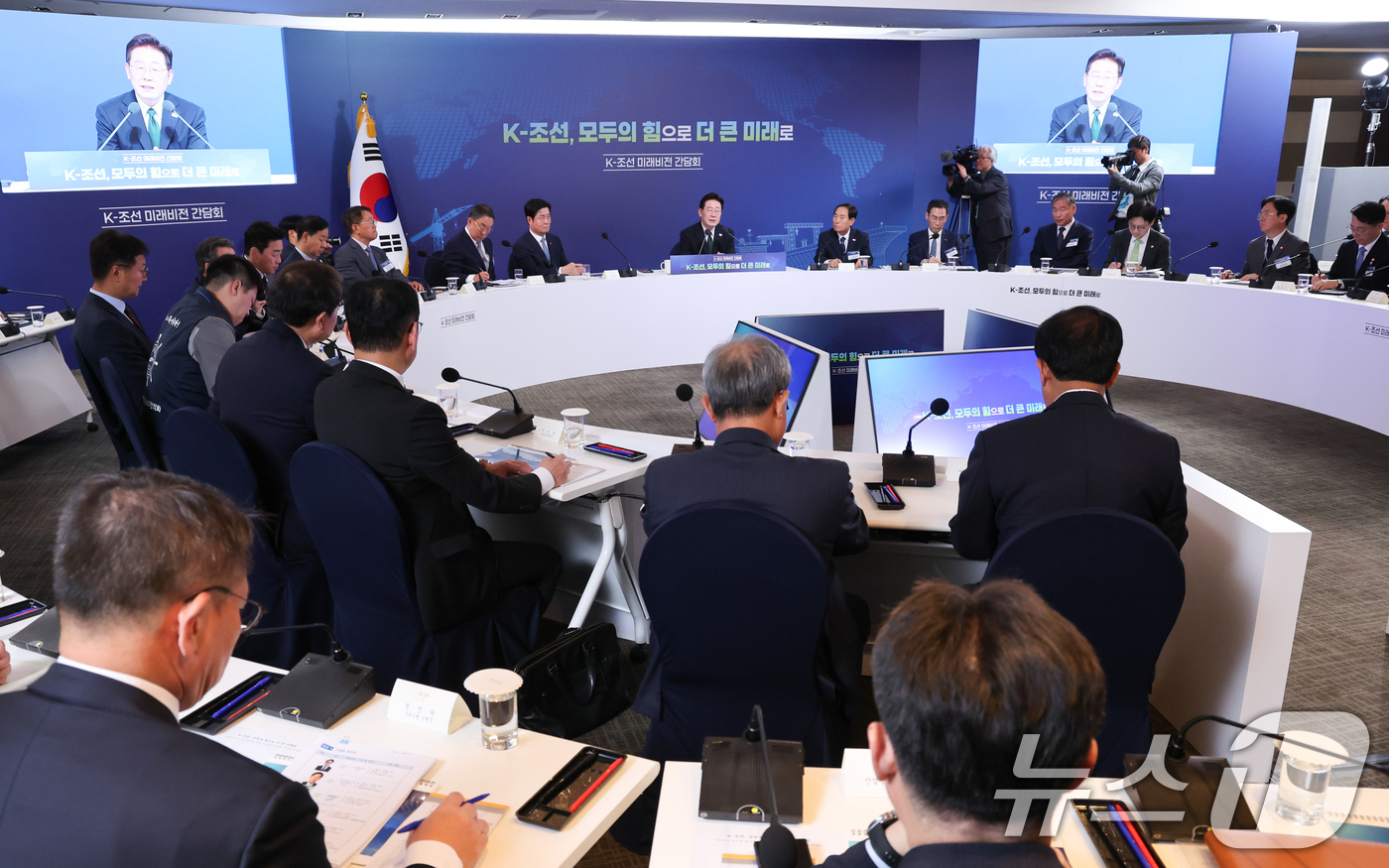 (울산=뉴스1) 이재명 기자 = 이재명 대통령이 13일 호텔현대 바이 라한 울산에서 열린 K-조선 미래비전 간담회에서 발언하고 있다. 2026.5.13/뉴스1