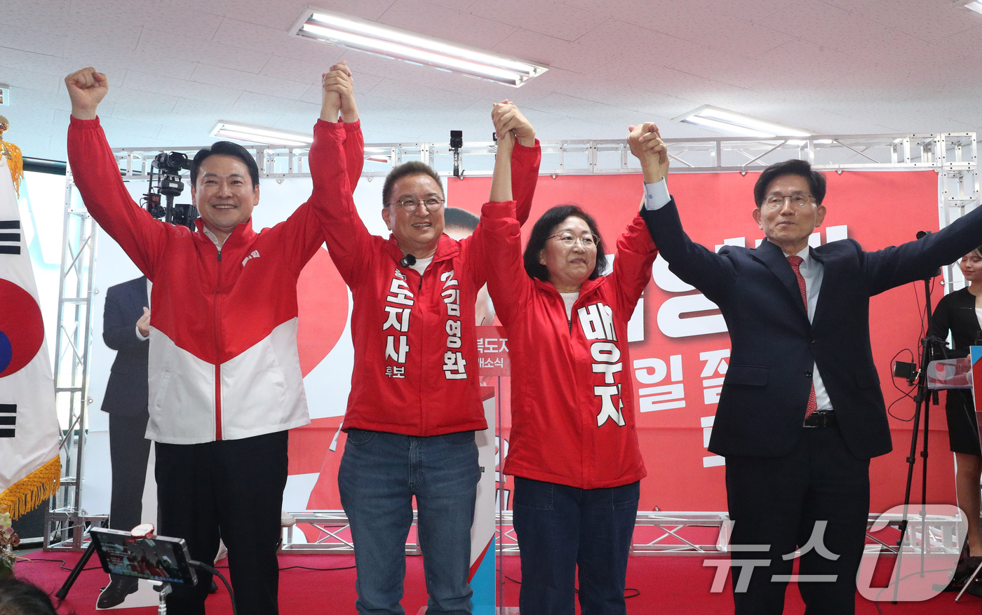 (청주=뉴스1) 김용빈 기자 = 장동혁 국민의힘 대표와 김영환 충북지사 후보, 배우자 전은주 씨, 김문수 전 대통령 후보가 13일 충북 청주시 흥덕구 김영환 후보 선거사무소 개소식 …