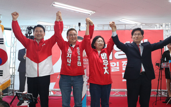 만세하는 장동혁 국민의힘 대표와 김영환 후보