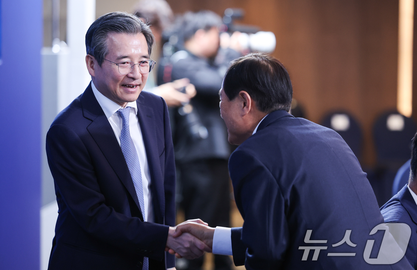 (울산=뉴스1) 이재명 기자 = 김용범 정책실장이 13일 호텔현대 바이 라한 울산에서 열린 K-조선 미래비전 간담회에서 참석자들과 인사하고 있다. 2026.5.13/뉴스1