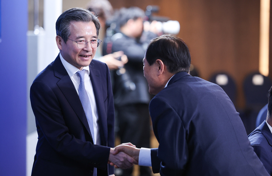 인사하는 김묭범 정책실장