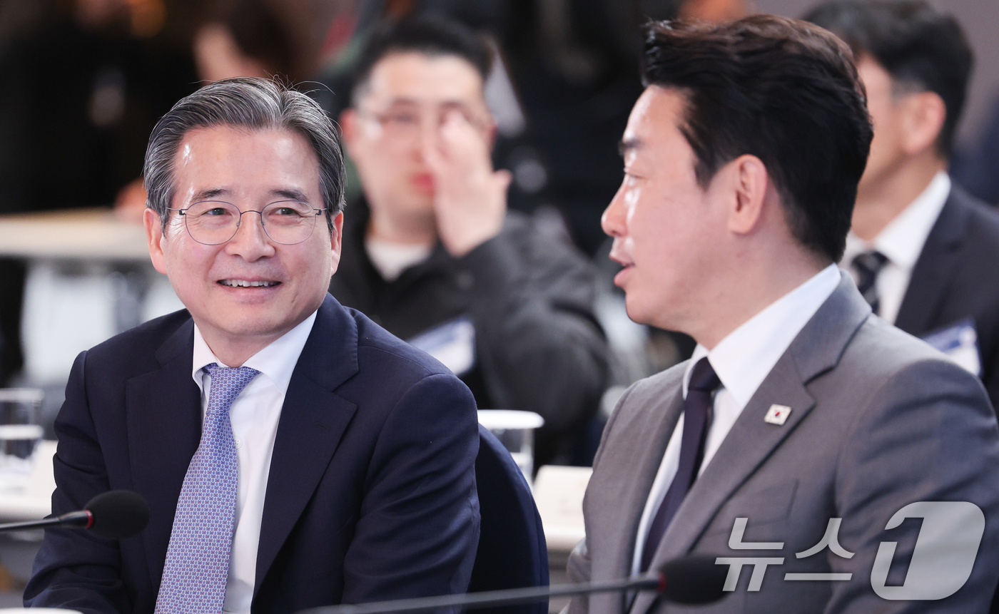 (울산=뉴스1) 이재명 기자 = 강훈식 비서실장과 김용범 정책실장이 13일 호텔현대 바이 라한 울산에서 열린 K-조선 미래비전 간담회에서 대화하고 있다. 2026.5.13/뉴스1