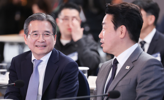 강훈식 비서실장과 대화하는 김용범 정책실장