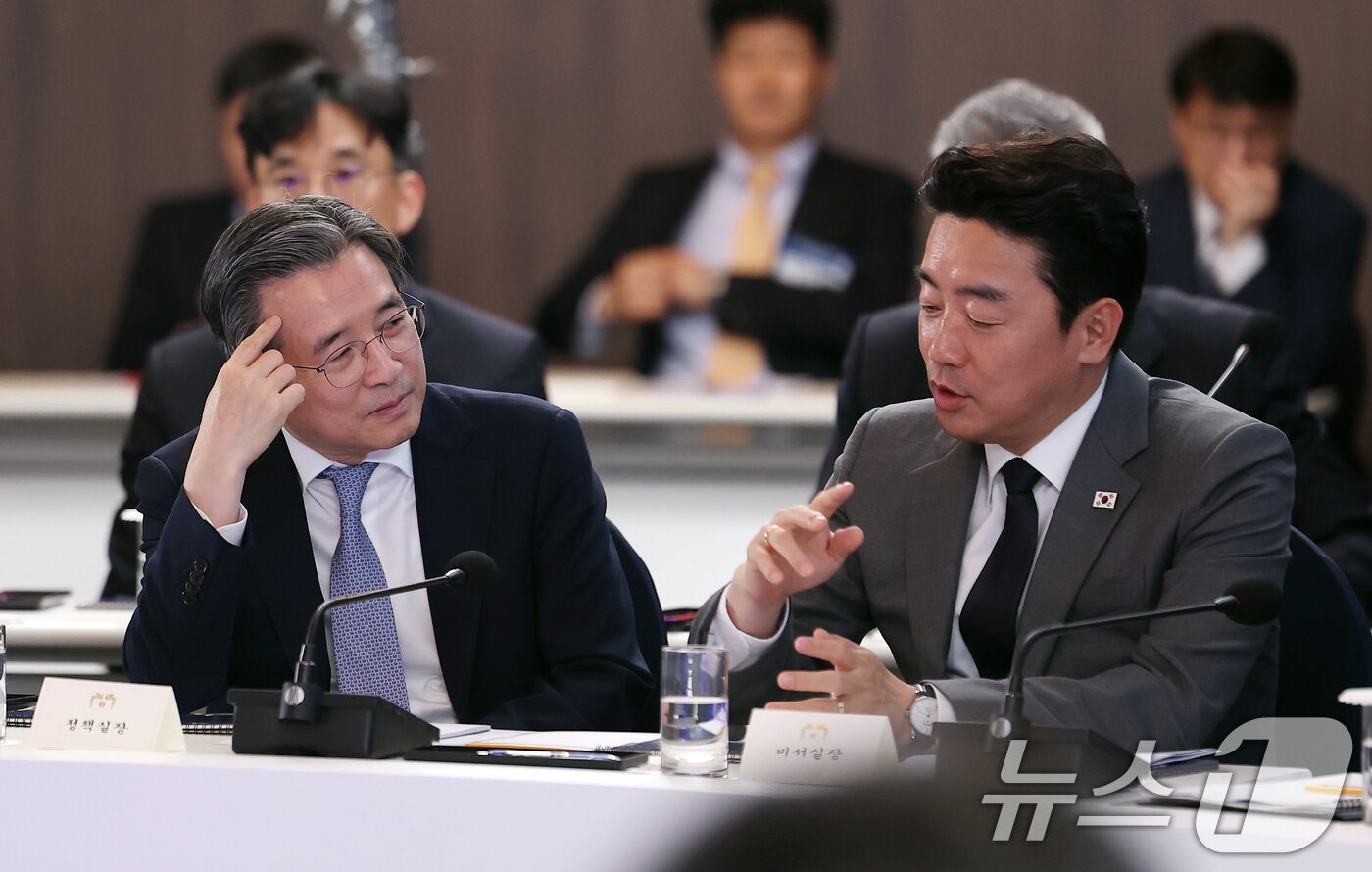 본문 이미지 - 강훈식 비서실장과 김용범 정책실장이 13일 호텔현대 바이 라한 울산에서 열린 K-조선 미래비전 간담회에서 대화하고 있다. 2026.5.13 ⓒ 뉴스1 이재명 기자
