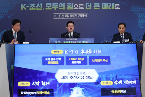 발표 경청하는 이재명 대통령