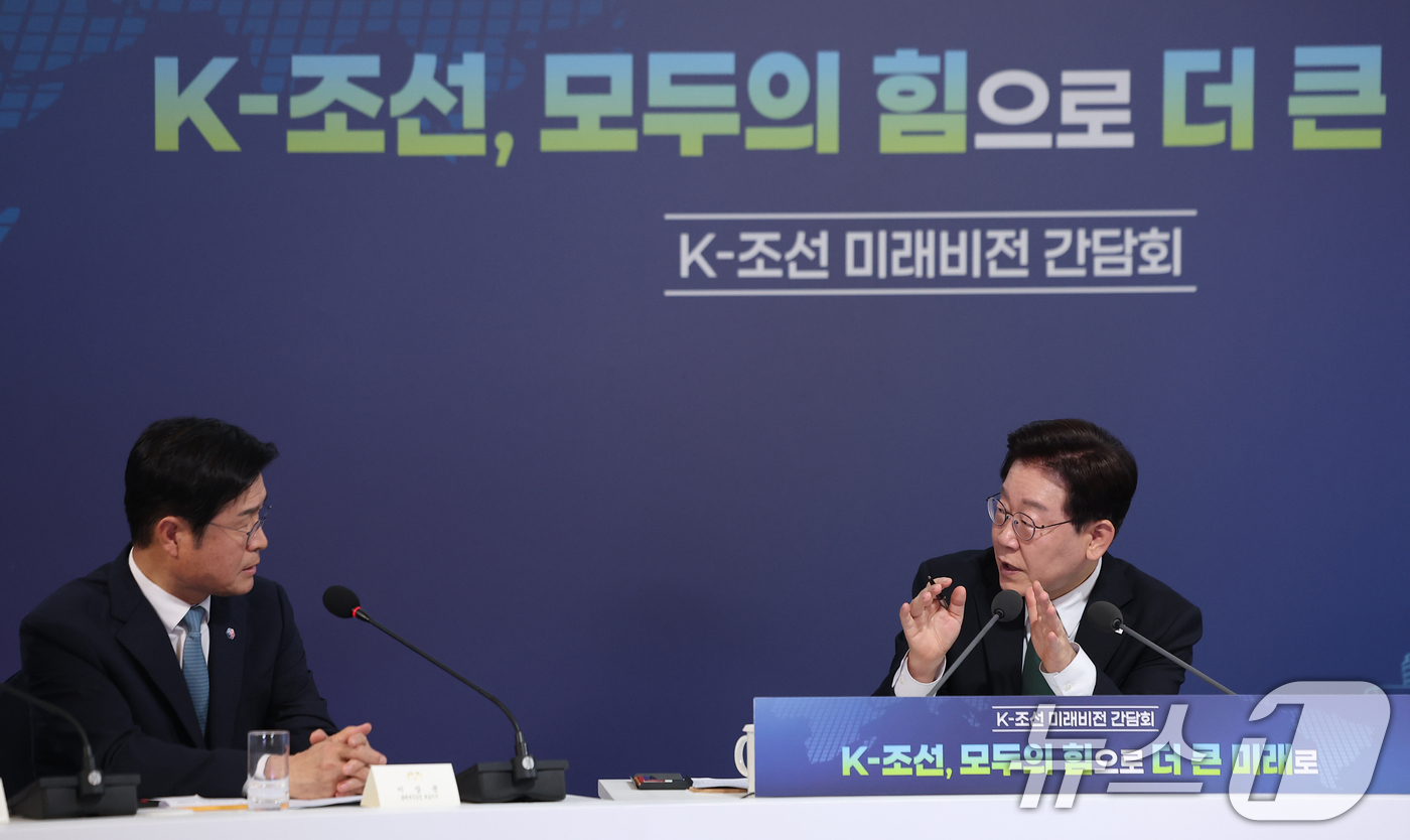 (울산=뉴스1) 이재명 기자 = 이재명 대통령이 13일 호텔현대 바이 라한 울산에서 열린 K-조선 미래비전 간담회에서 이상균 HD현대중공업 대표이사와 대화하고 있다. 2026.5. …