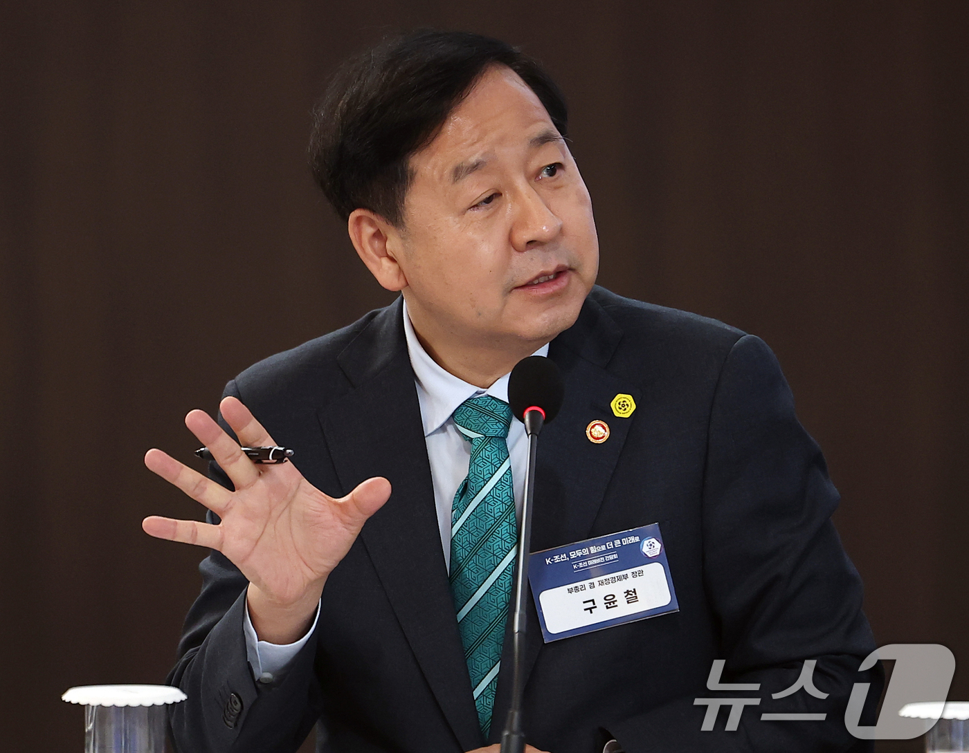 (울산=뉴스1) 이재명 기자 = 구윤철 부총리 겸 재정경제부 장관이 13일 호텔현대 바이 라한 울산에서 열린 K-조선 미래비전 간담회에서 발언하고 있다. 2026.5.13/뉴스1