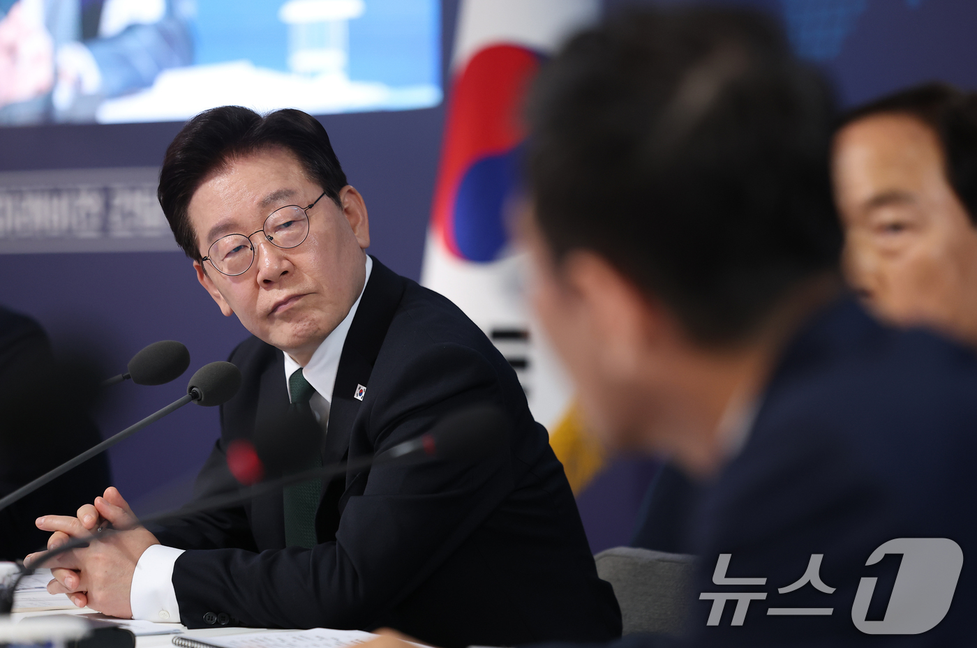 (울산=뉴스1) 이재명 기자 = 이재명 대통령이 13일 호텔현대 바이 라한 울산에서 열린 K-조선 미래비전 간담회에서 참석자의 발언을 경청하고 있다. 2026.5.13/뉴스1