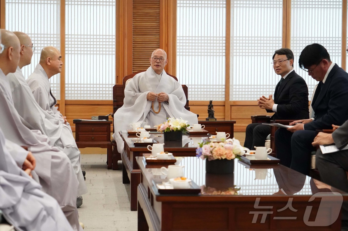 (서울=뉴스1) = 박은식 산림청장이 13일 서울 종로구 대한불교조계종 한국불교역사문화기념관에서 총무원장 진우스님과 사찰림 관리방안에 대해 협의하고 있다. (산림청 제공. 재판매 …