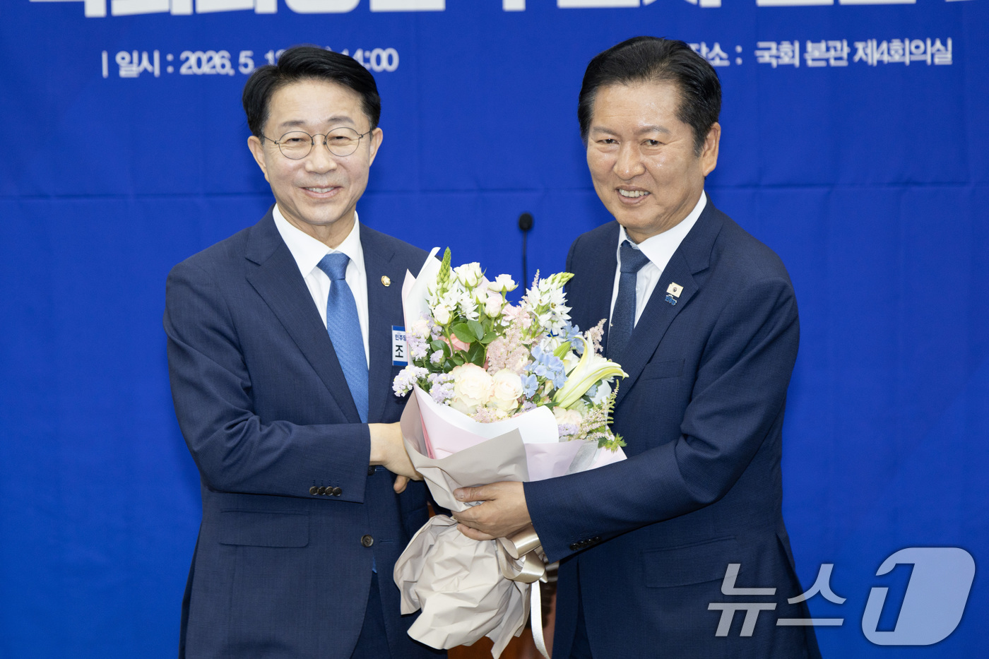 (서울=뉴스1) 신웅수 기자 = 정청래 더불어민주당 대표가 13일 서울 여의도 국회에서 열린 국회의장 및 부의장 후보 선출 의원총회에서 제22대 국회 후반기 신임 국회의장 후보로 …