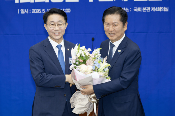 조정식 후보에게 꽃다발 전달하는 정청래 대표