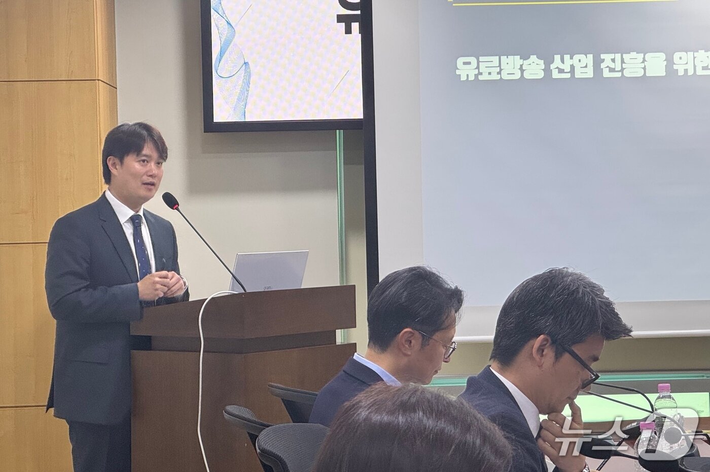 본문 이미지 - 박성순 서울예대 교수는 13일 서울 여의도 국회의원회관에서 열린 '유료방송산업 진흥을 위한 규제 합리화 방안' 토론회에서 발제를 맡았다.