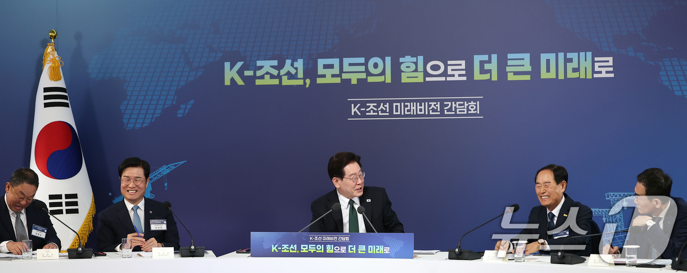 (울산=뉴스1) 이재명 기자 = 이재명 대통령이 13일 호텔현대 바이 라한 울산에서 열린 K-조선 미래비전 간담회에서 발언하고 있다. 2026.5.13/뉴스1