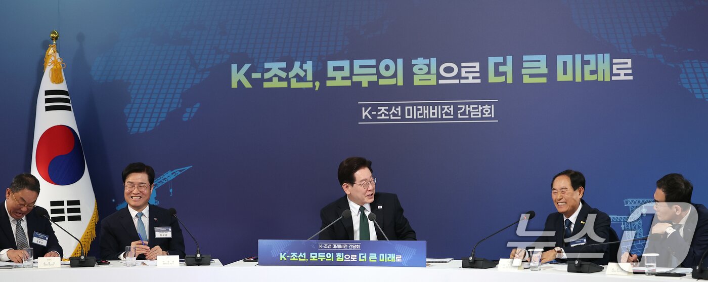 본문 이미지 - 이재명 대통령이 13일 호텔현대 바이 라한 울산에서 열린 K-조선 미래비전 간담회에서 발언하고 있다. 2026.5.13 ⓒ 뉴스1 이재명 기자