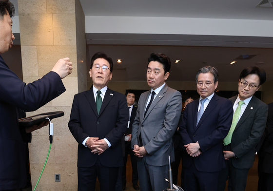삼성중공업 용접로봇 살피는 이재명 대통령