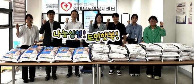 "어르신들께 따뜻한 위로를"…전북바이오진흥원, 쌀 29포대 전달