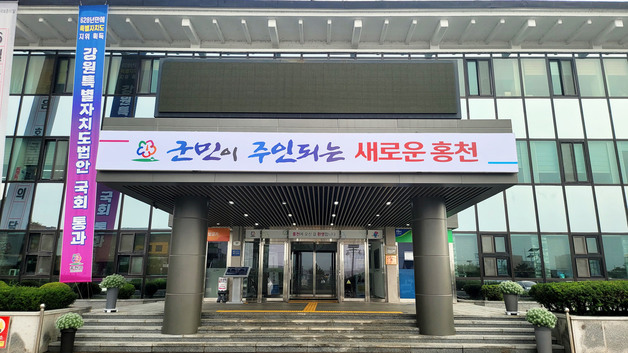 홍천군수 지지도…신영재 45.4%·박승영 41.0%