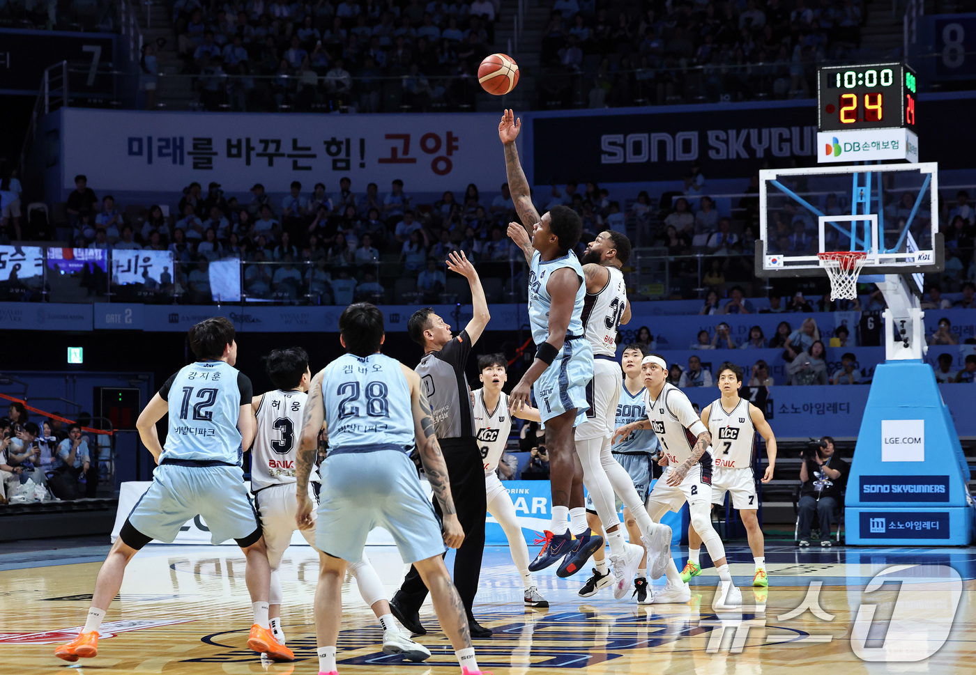 (고양=뉴스1) 구윤성 기자 = 13일 오후 경기 고양시 일산서구 고양소노아레나에서 열린 2025-26 프로농구 챔피언결정전 5차전 부산 KCC와 고양 소노의 경기에서 소노 네이던 …