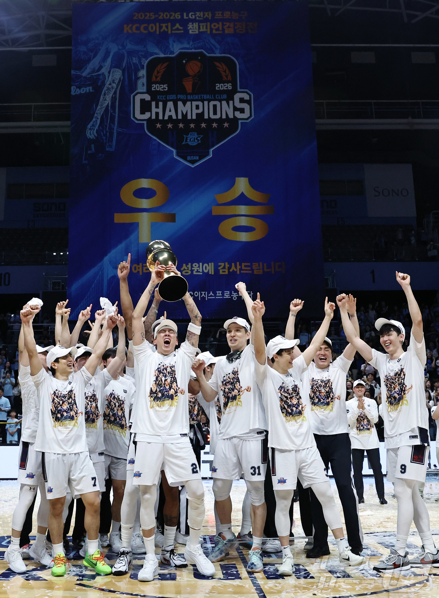 (고양=뉴스1) 구윤성 기자 = 13일 오후 경기 고양시 일산서구 고양소노아레나에서 열린 2025-26 프로농구 챔피언결정전 5차전 부산 KCC와 고양 소노의 경기에서 KCC 선수 …