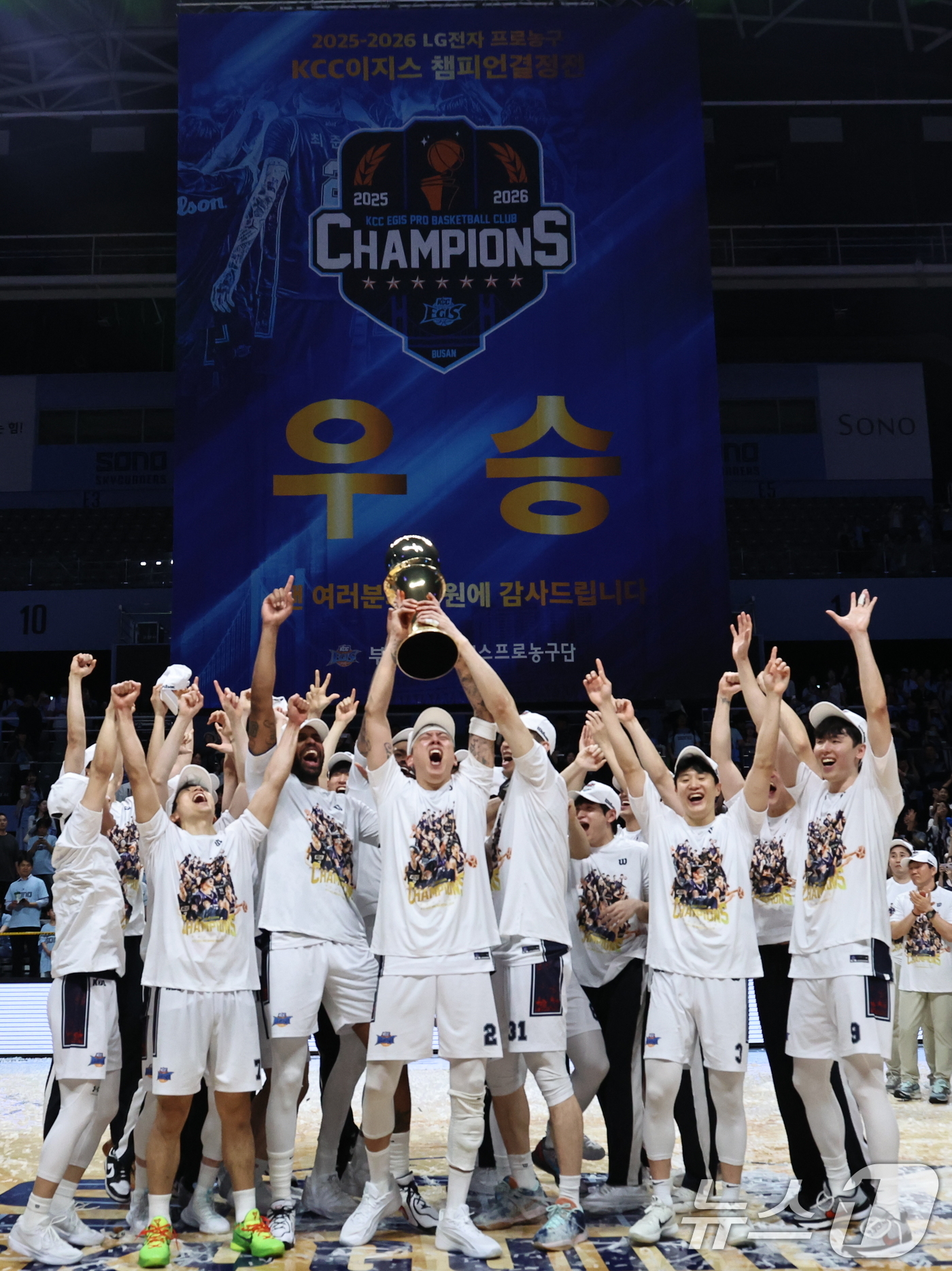 (고양=뉴스1) 구윤성 기자 = 13일 오후 경기 고양시 일산서구 고양소노아레나에서 열린 2025-26 프로농구 챔피언결정전 5차전 부산 KCC와 고양 소노의 경기에서 KCC 선수 …