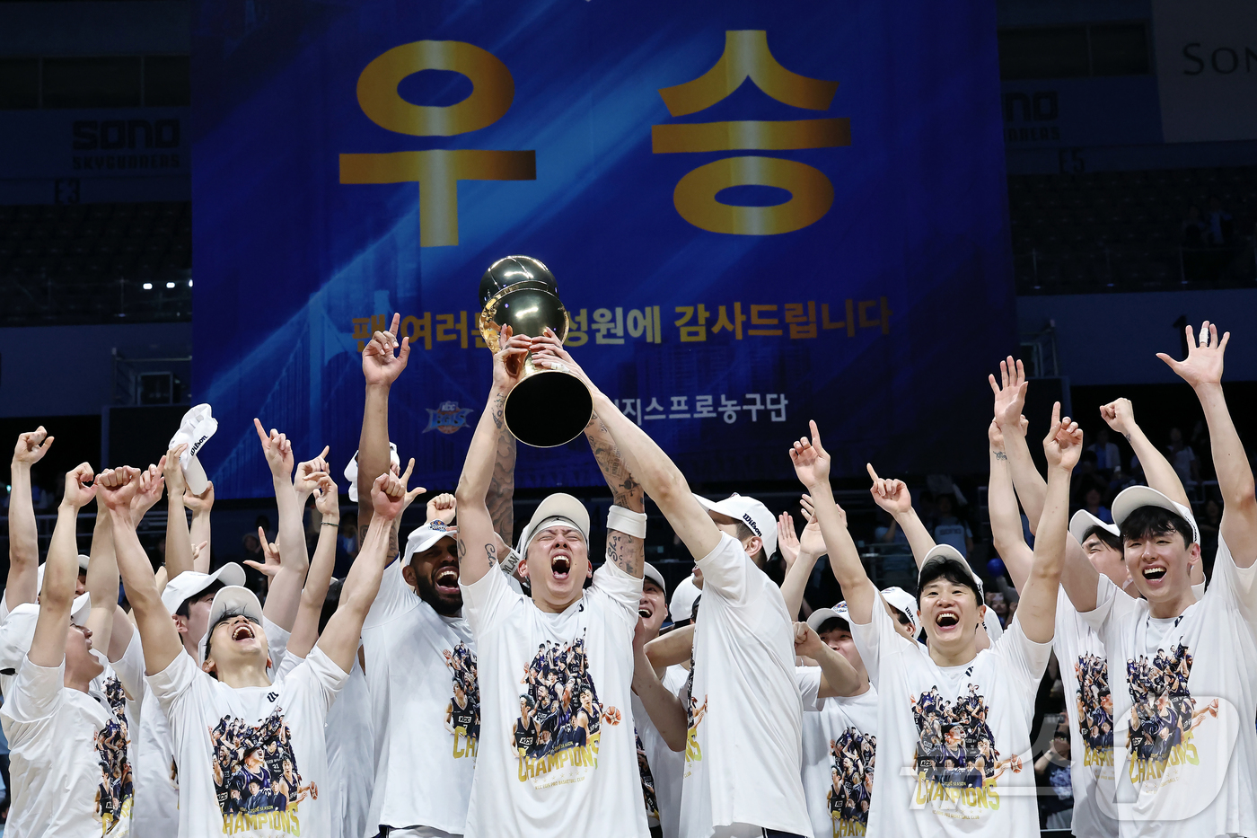 (고양=뉴스1) 구윤성 기자 = 13일 오후 경기 고양시 일산서구 고양소노아레나에서 열린 2025-26 프로농구 챔피언결정전 5차전 부산 KCC와 고양 소노의 경기에서 KCC 선수 …