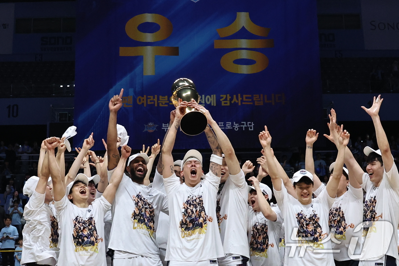 (고양=뉴스1) 구윤성 기자 = 13일 오후 경기 고양시 일산서구 고양소노아레나에서 열린 2025-26 프로농구 챔피언결정전 5차전 부산 KCC와 고양 소노의 경기에서 KCC 선수 …