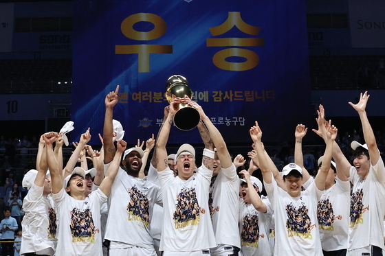 챔프전 우승 차지한 6위 팀의 반란…그 어려운걸 해낸 KCC