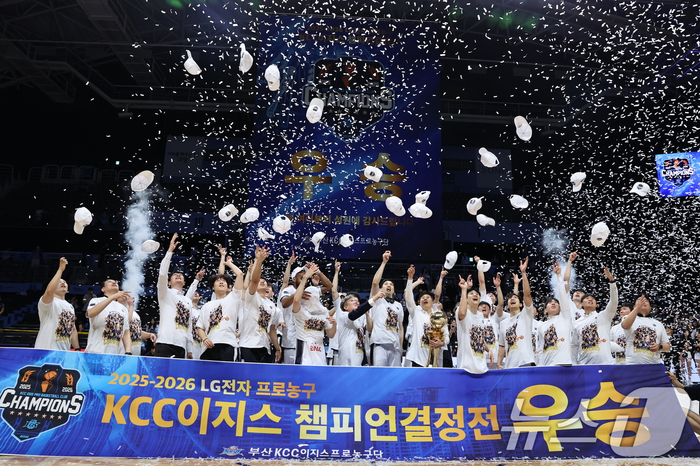 (고양=뉴스1) 구윤성 기자 = 13일 오후 경기 고양시 일산서구 고양소노아레나에서 열린 2025-26 프로농구 챔피언결정전 5차전 부산 KCC와 고양 소노의 경기에서 승리하며 우 …